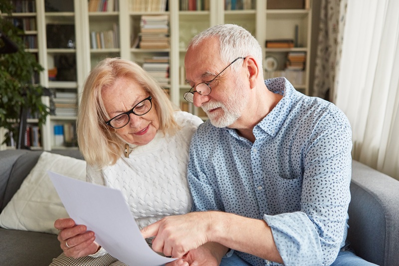 A couple going over a checklist of essential estate planning documents in South Carolina